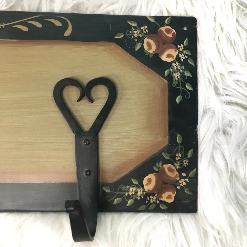 METAL PAINTED FLORAL COUNTRY SIGN WITH HOOKS